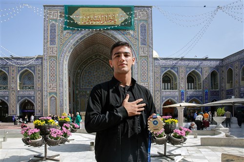 کلیپ و تصاویر اهدای مدال طلا توسط سینا خلیلی آزادکار نوجوان به آستان مقدس امام رضا (ع)